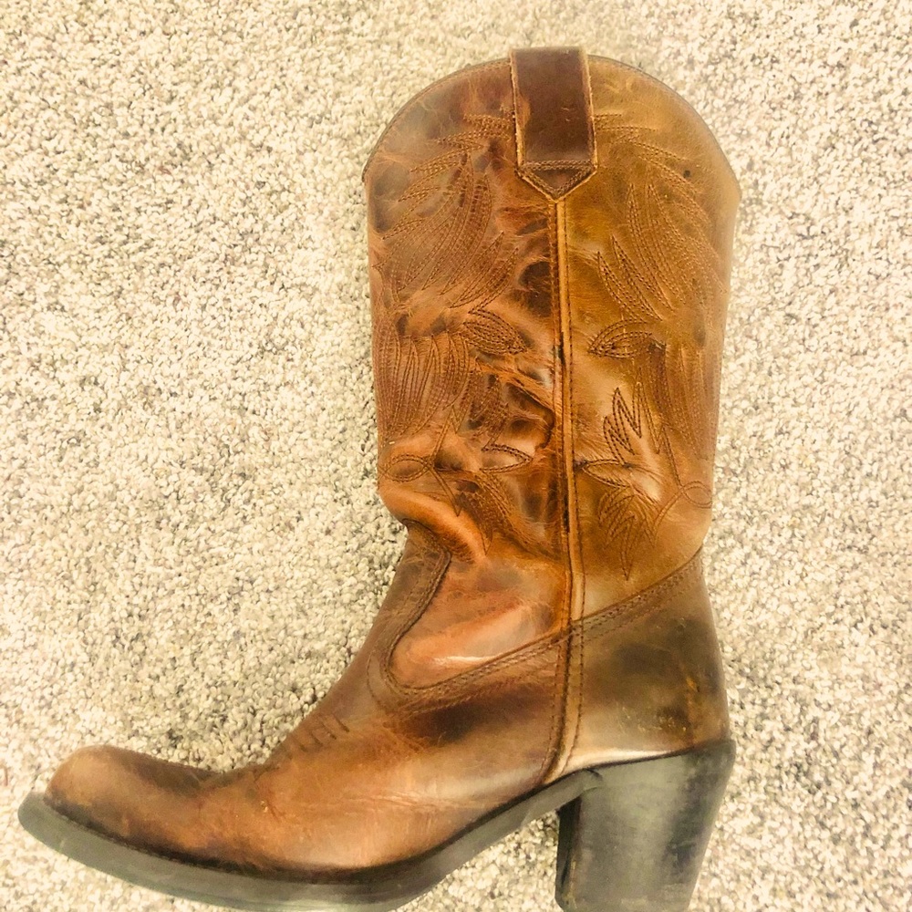 Vintage Genuine leather brown cowboy boots with 2.5in block heal! Size 7